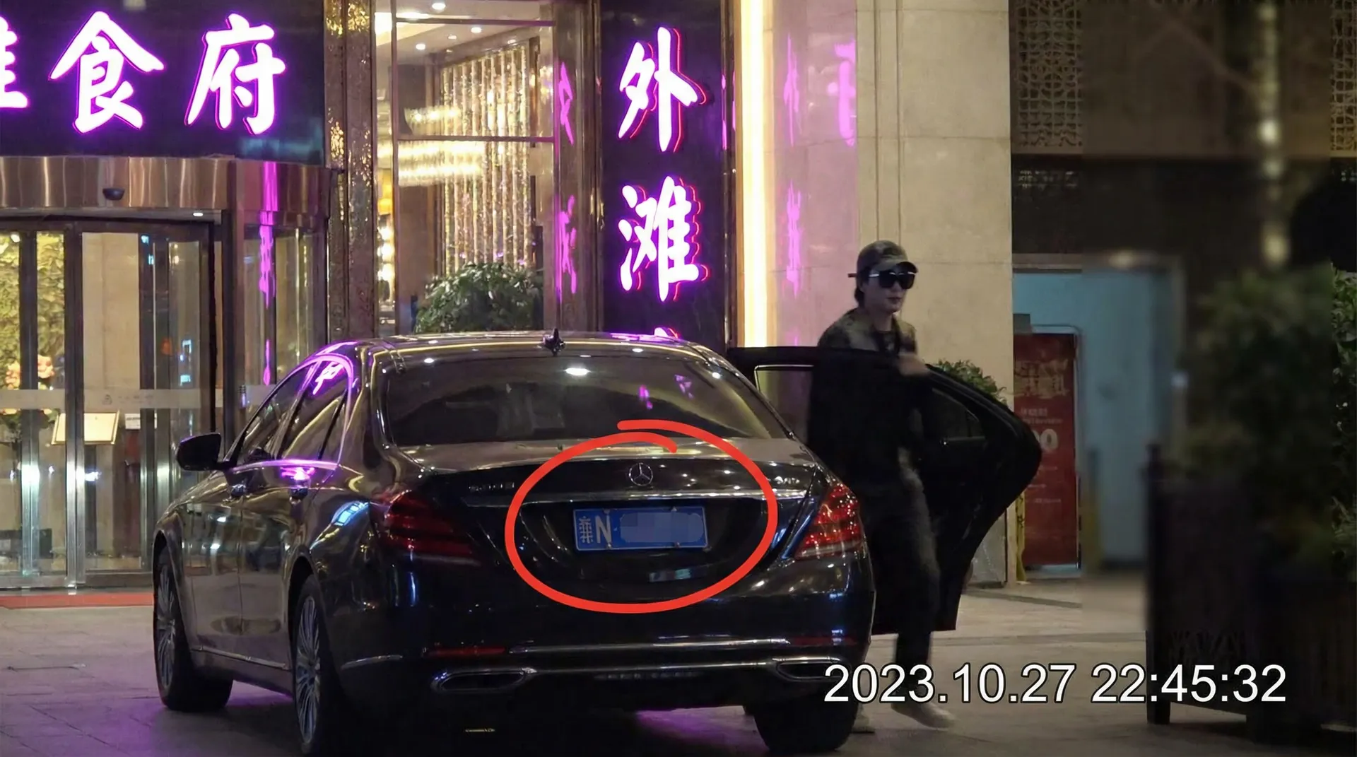 强上 - 强上官网 - 吃瓜爆料强上 - 豪车餐厅外偷拍